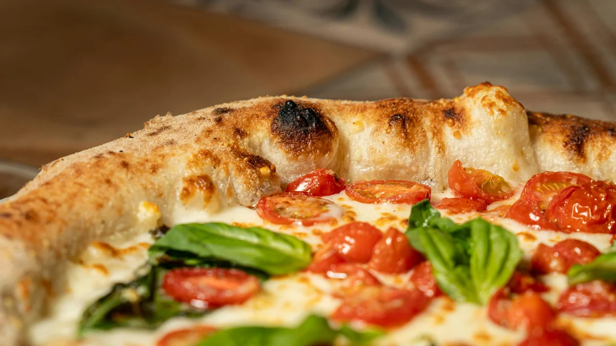 Pizza margherita napolitana recién sacada del horno de leña con mozzarella di bufala